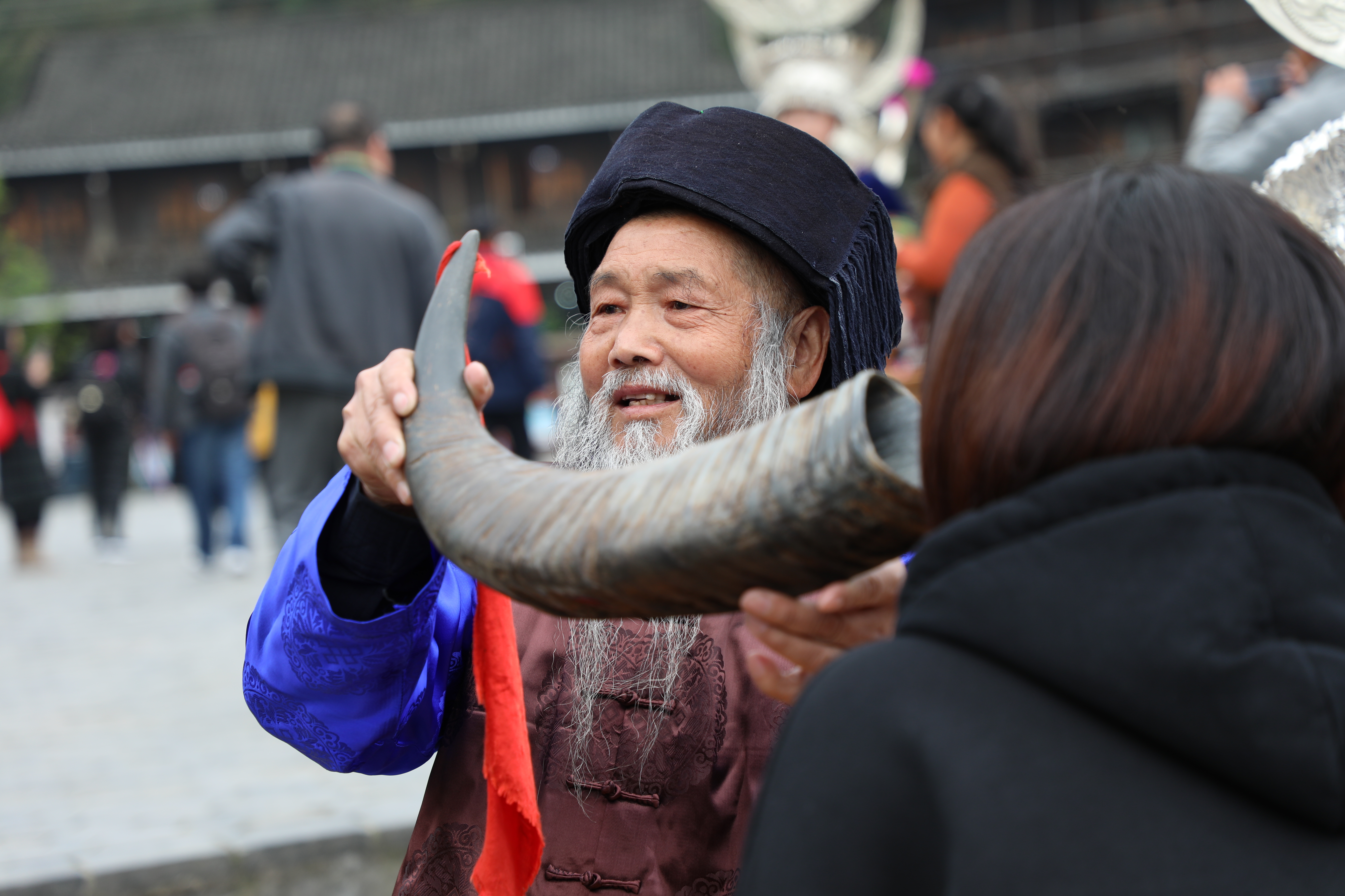 酒逢知己千杯少:西江千户苗寨的十二道拦门酒