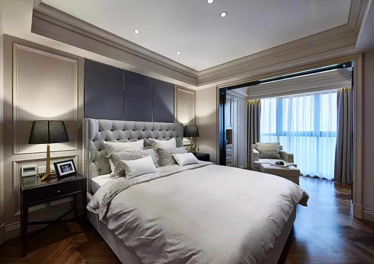 在色彩上,设计师大胆的选用了"高级灰" 虽然是大面积的灰色,却给人以