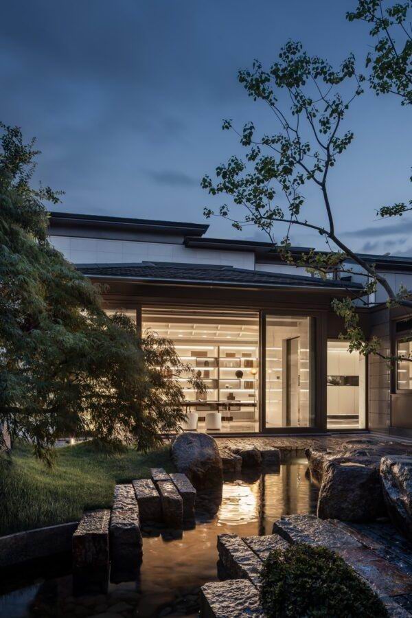 书房傍晚景色,书房灯光流入院中,如水中月