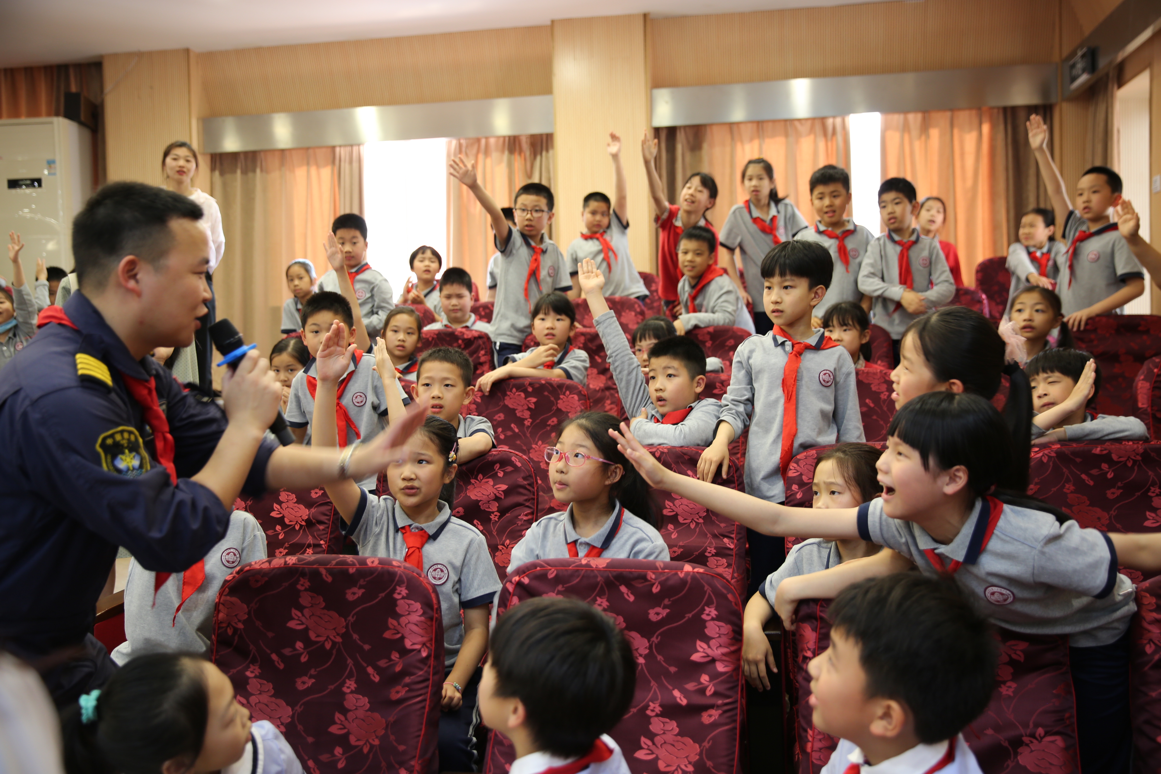 交通运输部东海第二救助飞行队安全宣讲走进厦门实验小学