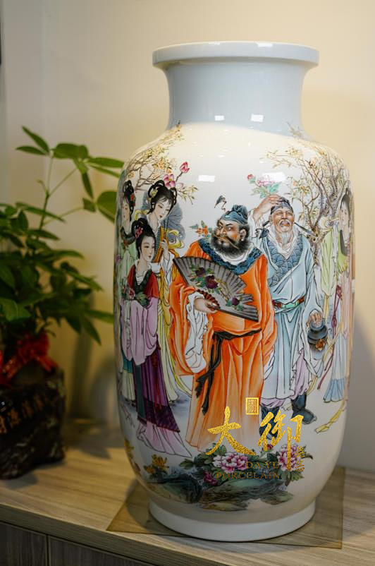 徐鹏飞的仕女瓷画,巧于利用人物视角和陶瓷器型的变化特点,美人绘制