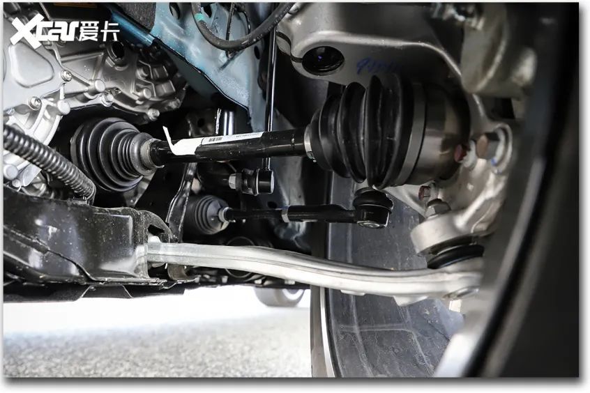 底盘结构方面,这台wey摩卡dht-phev采用前麦弗逊独立悬挂.