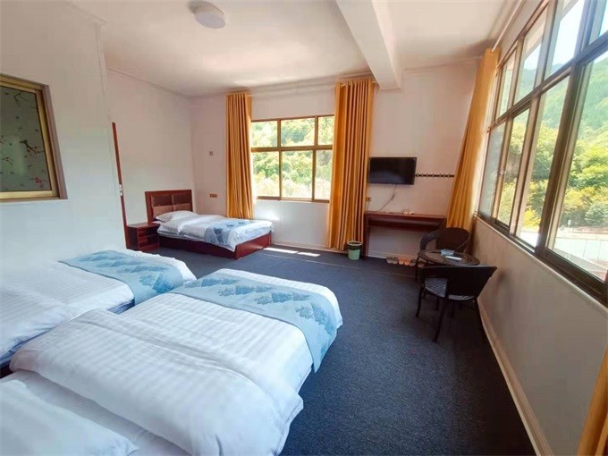 甘肃陇南官鹅沟四季休闲农家乐,掩映青山绿水之中,领略本地民俗