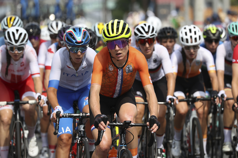 荷兰选手范费罗腾与其他选手在骑行中。