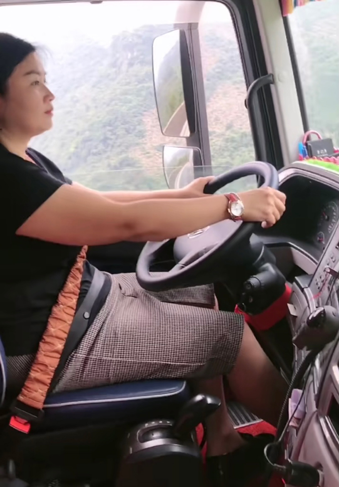 韩红梅在山路上开车。 韩红梅快手@卡车梅子姐截图