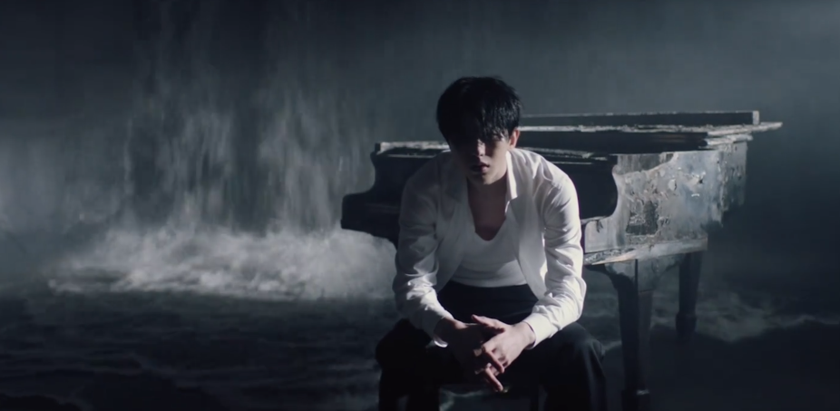 蔡徐坤《迷》正式开启预约 自导自演独立完成的瀑布钢琴大片公开