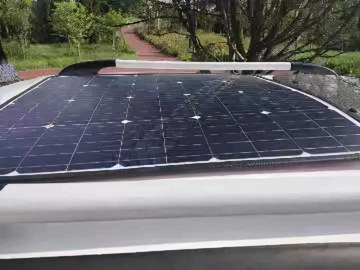 一些车型的车顶装有太阳能发电板