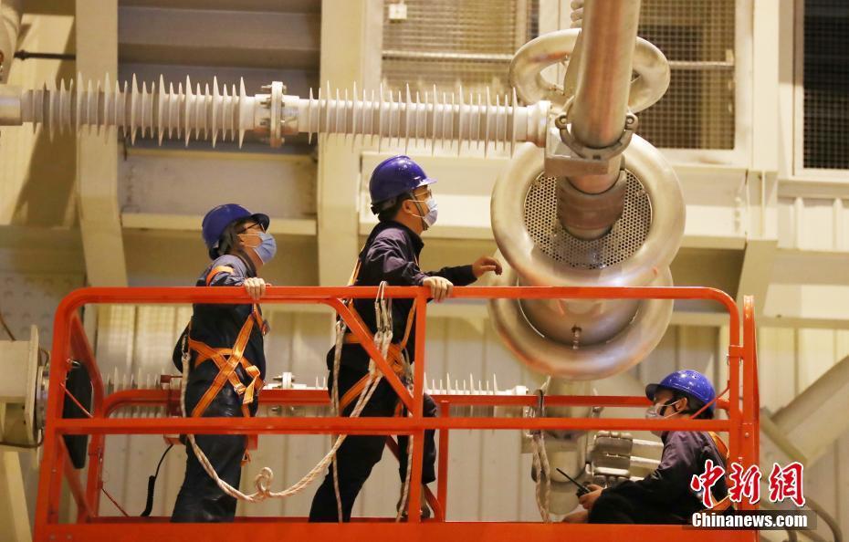 9月7日,国家电网宁夏公司检修公司工作人员在宁夏银川东换变电站±660千伏银东直流输电系统进行检修作业。当日,±660千伏银东超高压直流输电工程2021年度综合检修正式拉开帷幕。本次综检将对直流设备进行深入“大体检”,对部分核心设备进行整体“大换血”。据了解,±660千伏银东直流输电线路为宁夏电力外送山东的重要通道,是国家电网“西电东送”的重点工程。中新社记者 于晶 摄
