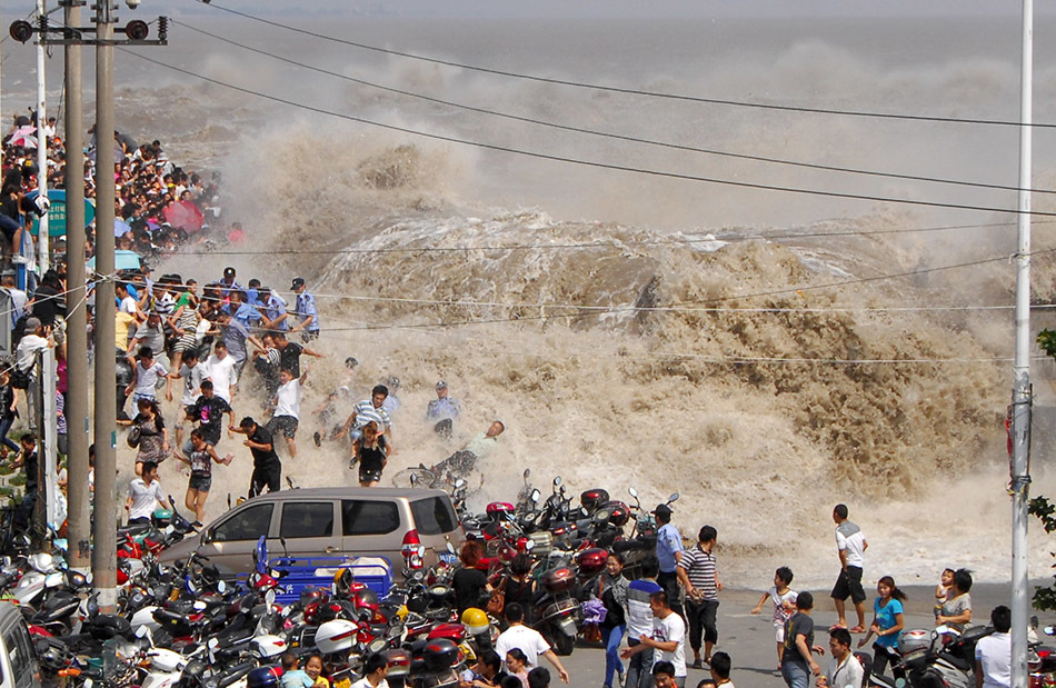 2011年8月31日,浙江海宁市老盐仓回头潮在台风的作用下,掀起巨大的潮水将几百观潮客和一辆汽车冲下海塘脚下。