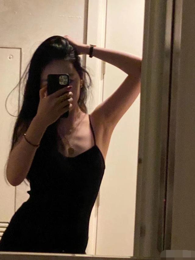 李咏女儿19岁生日晒性感照 对镜撩发身材婀娜