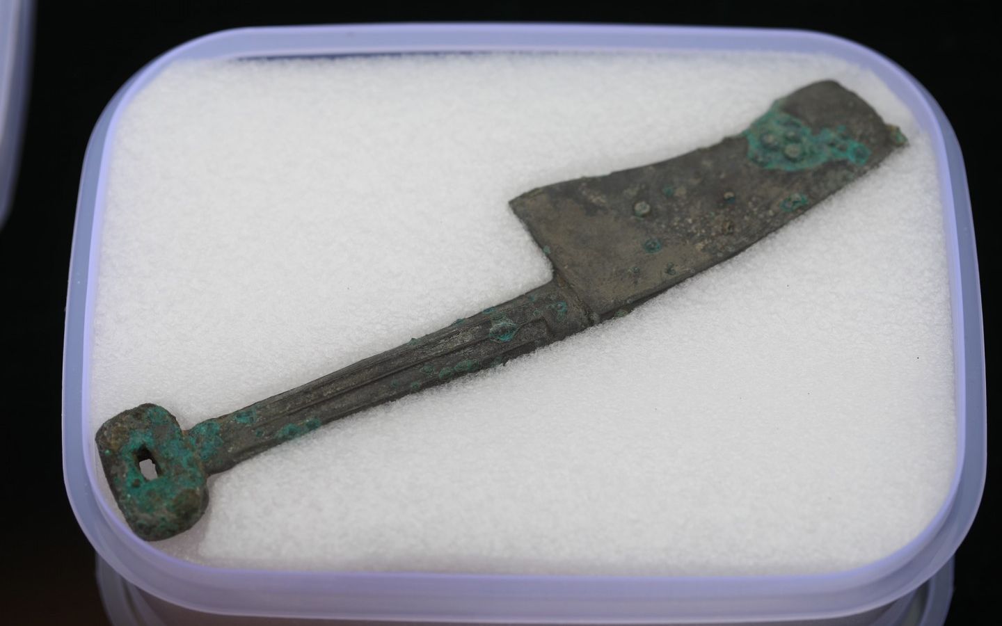 遗址出土的青铜环首刀.摄影/新京报记者 浦峰