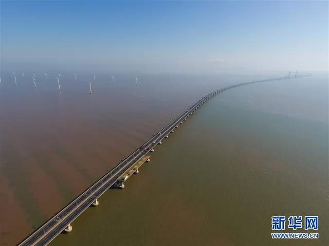 并修建了我国一条跨海大桥——东海大桥,将洋山港与上海浦东连接