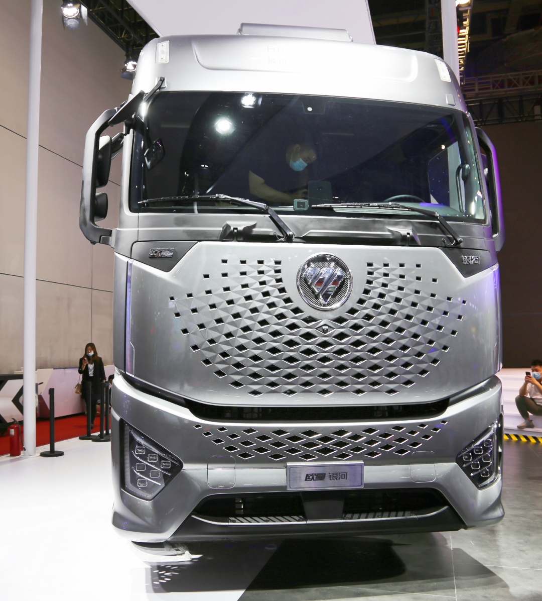 实拍欧曼银河重卡,全新外观设计 580大马力 amt,这配置如何?__凤凰网