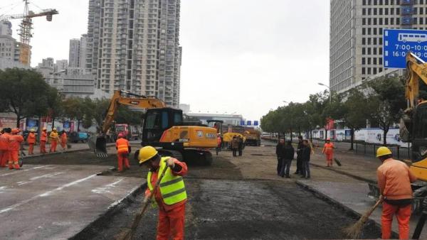 上海西藏南路爆裂水管修好了！工作人员彻夜施工局部更换管段