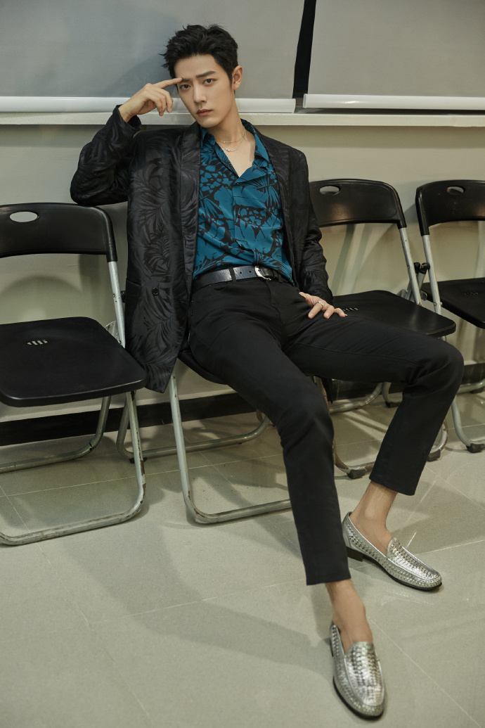 对待工作的人在尖叫之夜活动,肖战的第二套look外套是黑色暗花短袍,内