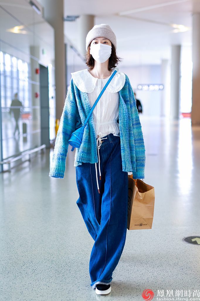 少女感满满乔欣穿蓝色针织开衫搭配娃娃领衬衫清新亮眼