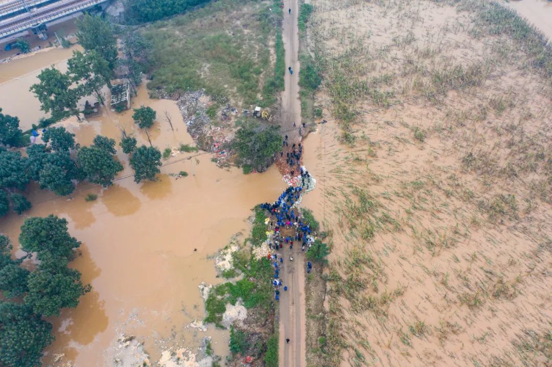 泄洪筑堤封堵决口山西暴雨与救援