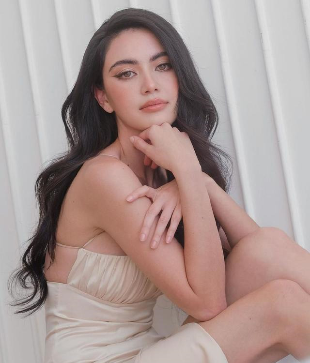 吊带裙的单品呀,泰国的混血女神当下炙手可热的女明星mai davika,一袭