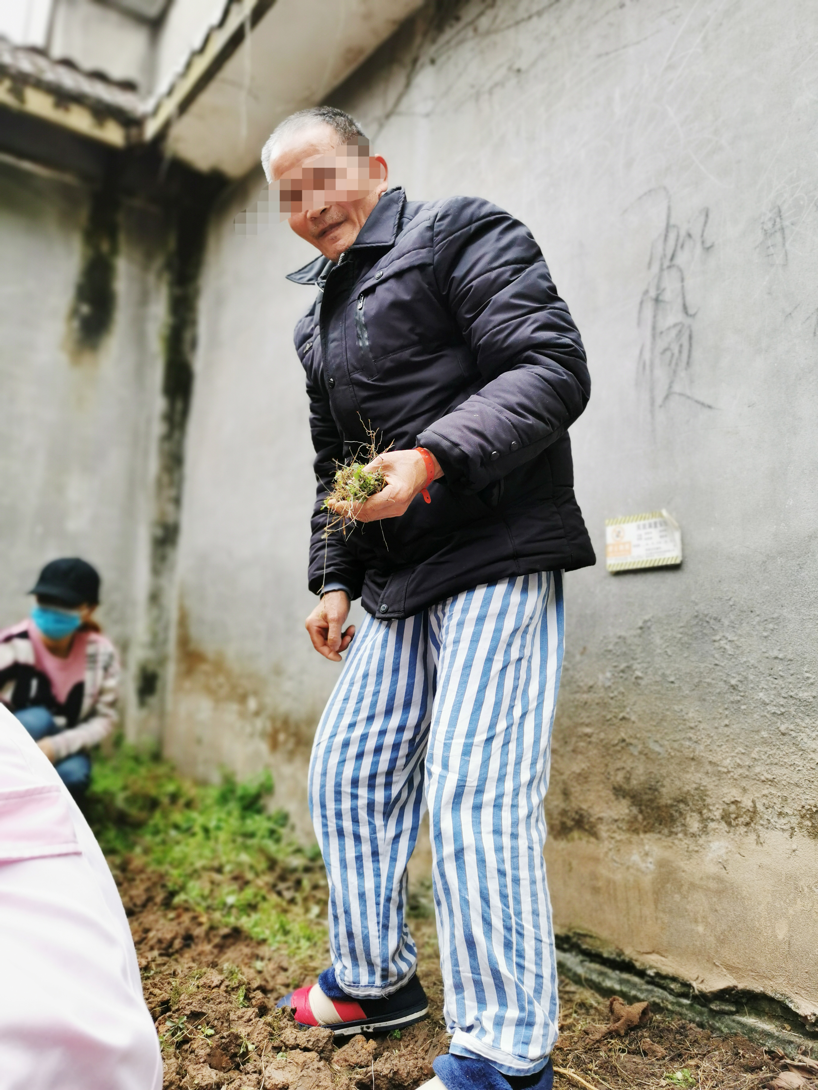 "好像又回到了熟悉的田地上,感觉特别舒坦,踏实",农作中,王大爷将一块