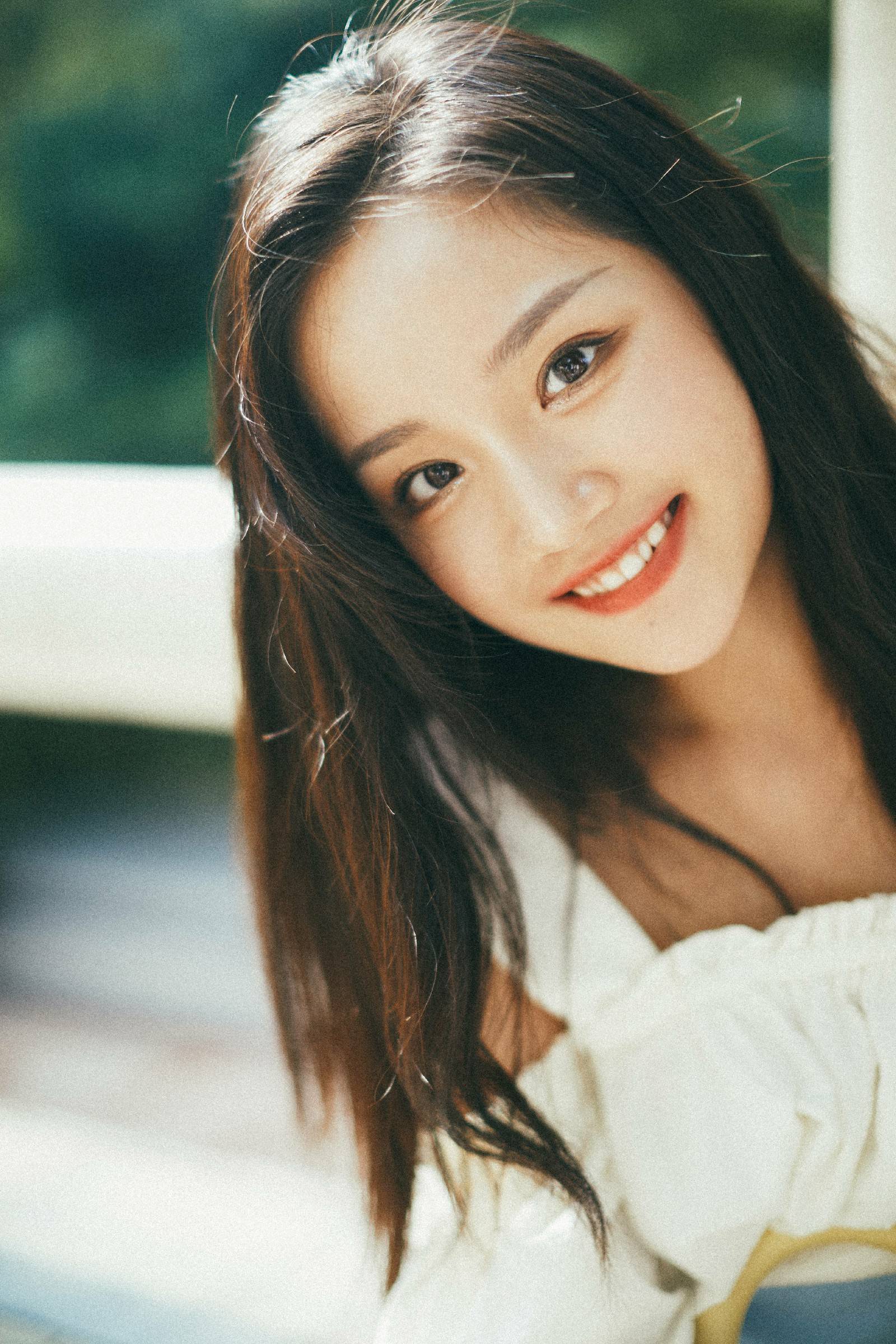 杨志雯清爽夏日写真 蓝白搭配诠释"甜妹style"