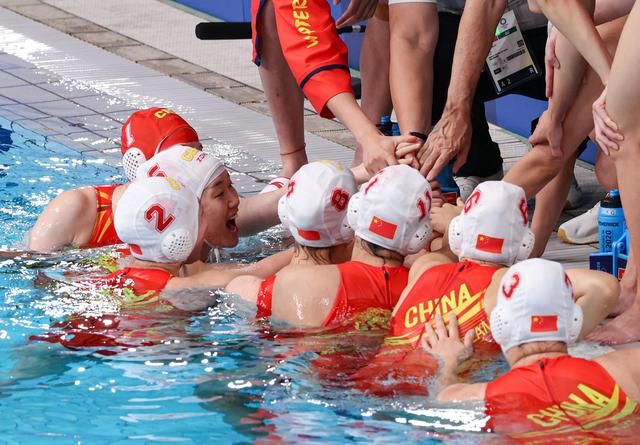 中国队选手在比赛中加油鼓劲 图源:新华社