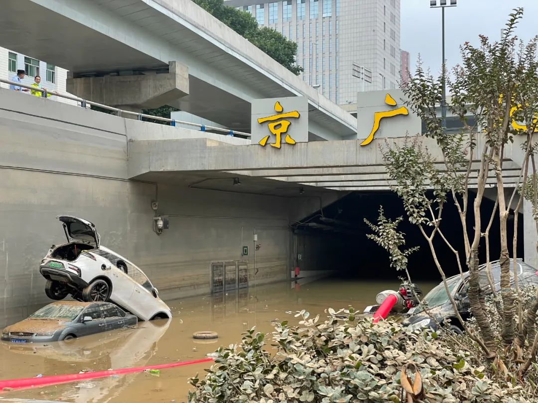 7月23日下午,郑州市京广北路隧道,数辆被淹的车辆在等待打捞.