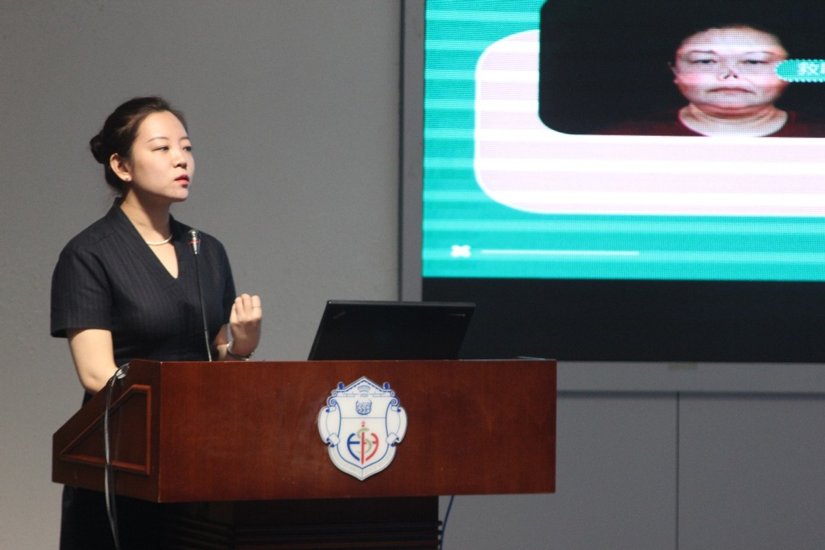 (新氧科技副总裁刘蓉介绍新氧公益相关情况)