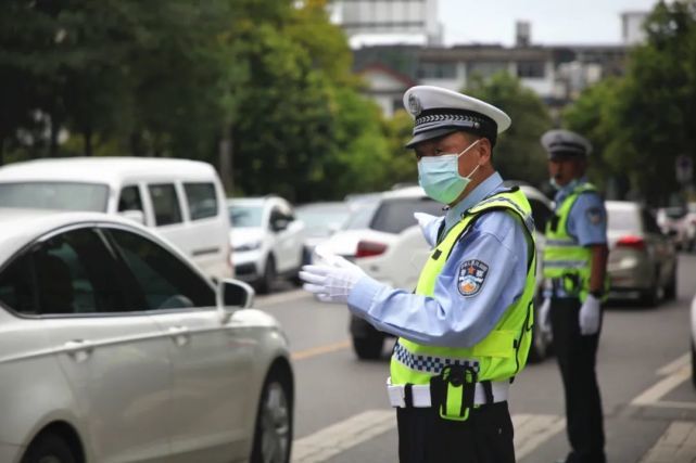 "感谢警察叔叔的帮助,带我们安全地过马路……"一位送孩子上学的家长