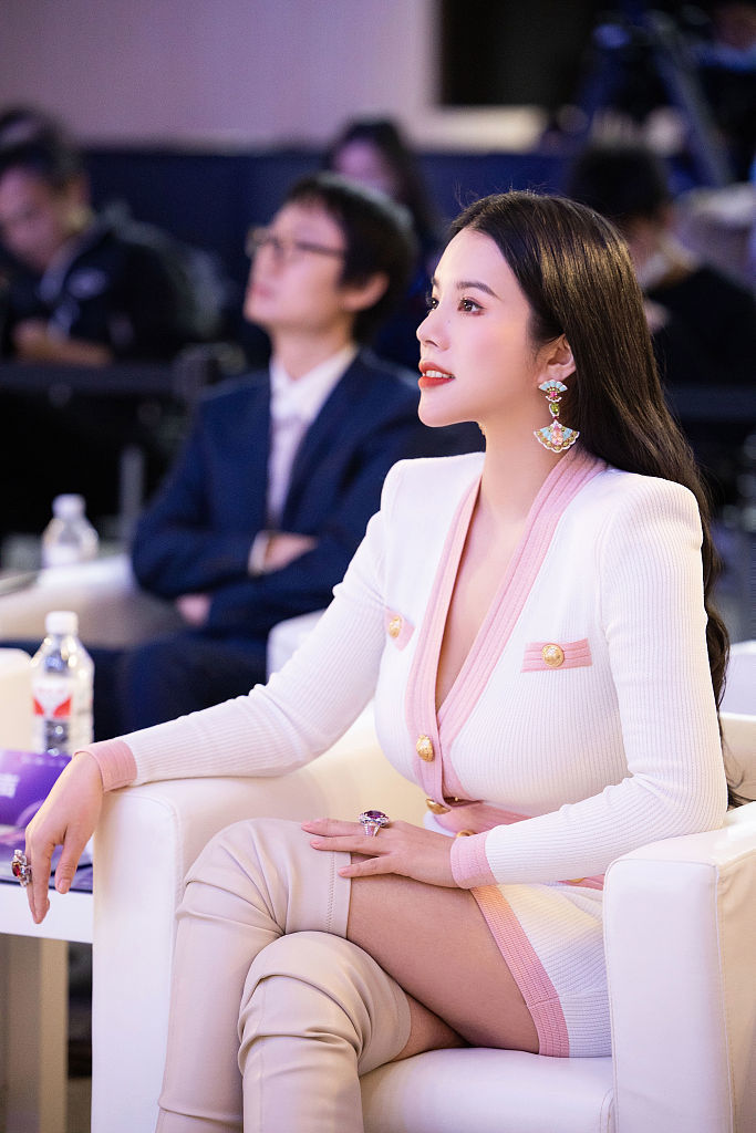 余晚晚出席2021网易未来大会获颁年度时尚创投人物奖