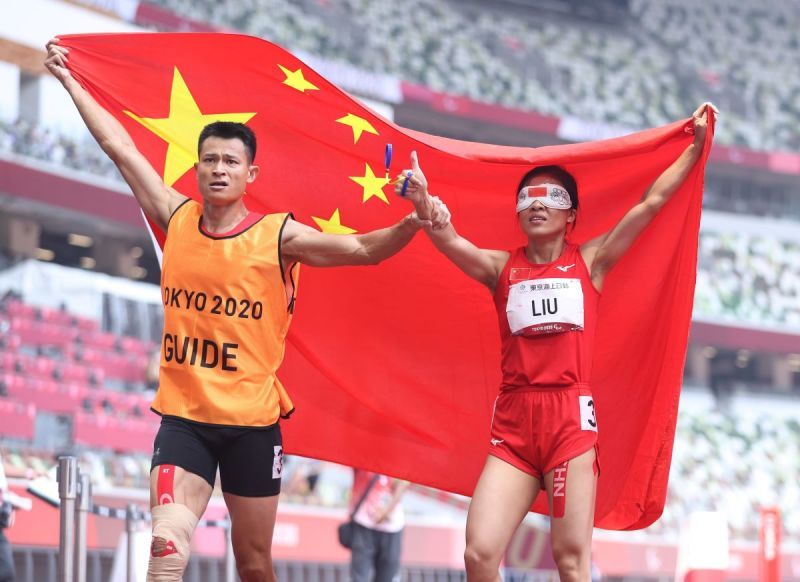 一个人的比赛两个人的奔跑盲人领跑员徐冬林站在残奥冠军背后的男人
