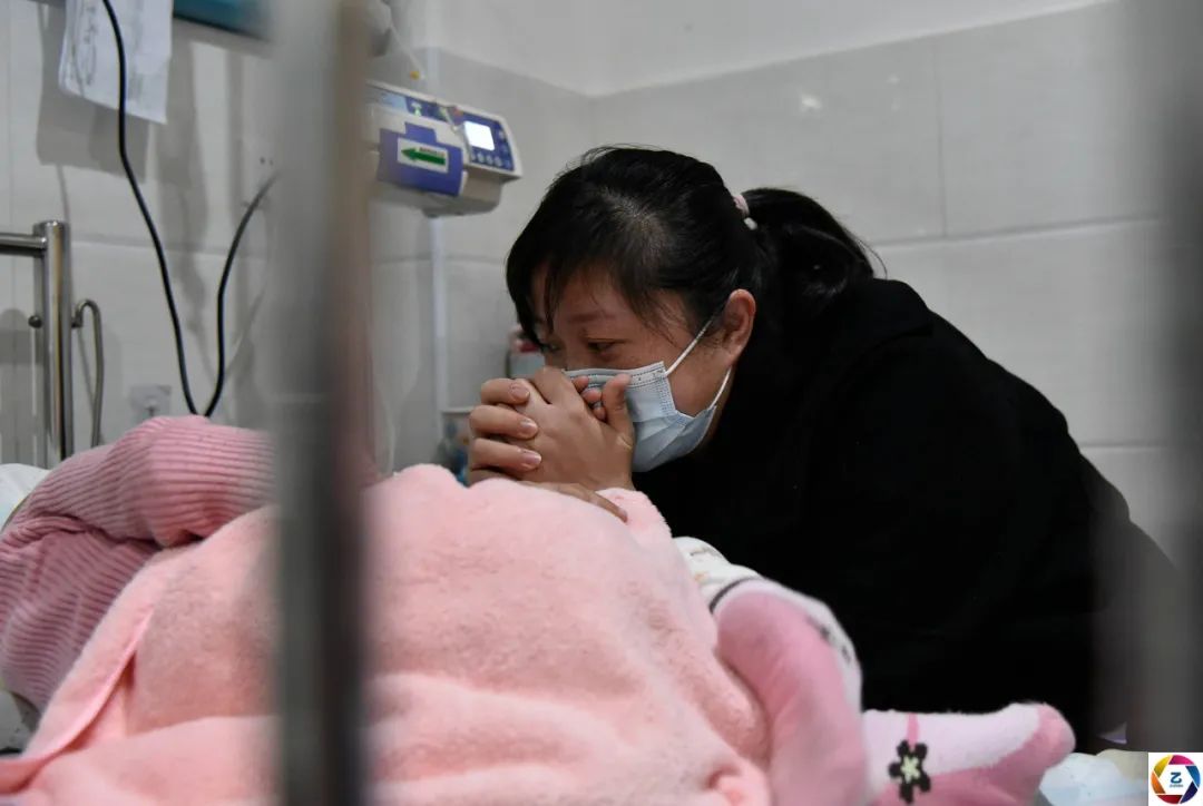 女儿和母亲都患病,单亲妈妈艰难支撑,78张火车票背后满是辛酸