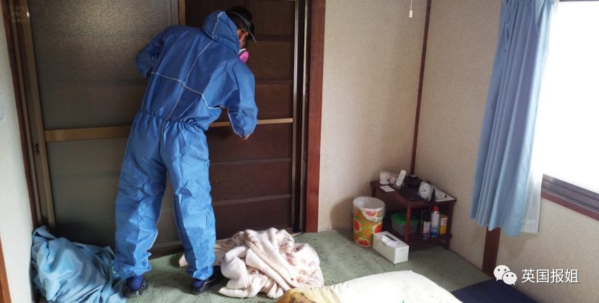 女性趴在矮桌上死亡一个月后才被发现,榻榻米上有无数的苍蝇尸体,腐烂