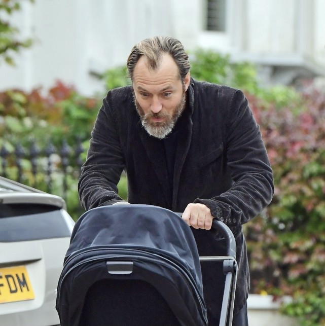 年轻时裘德洛虽然发际线也比较高,不过还并没有到现在这种如此夸张的