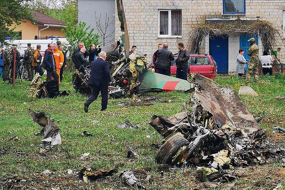 当地时间2021年5月19日,白俄罗斯,白俄罗斯的一架飞机在起飞的过程中撞上了民宅,不幸坠毁,机上两名飞行员全部遇难。