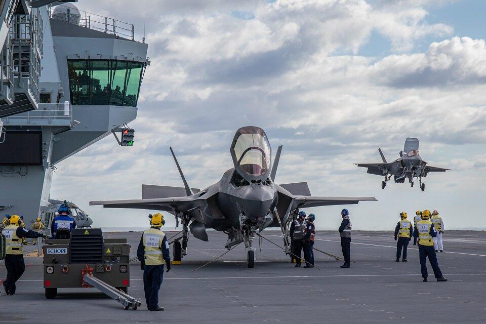 F-35B战斗机在英国航母上起降