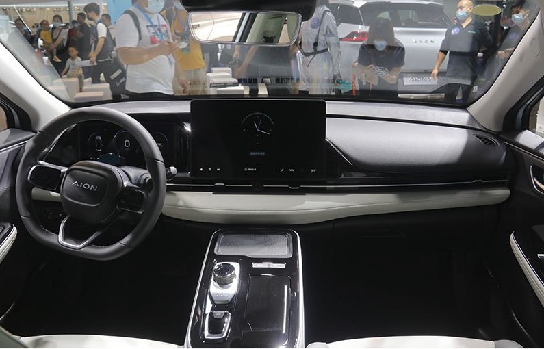 内饰方面,广汽aion splus内饰采用星空战舰设计风格,以黑/灰为主色调