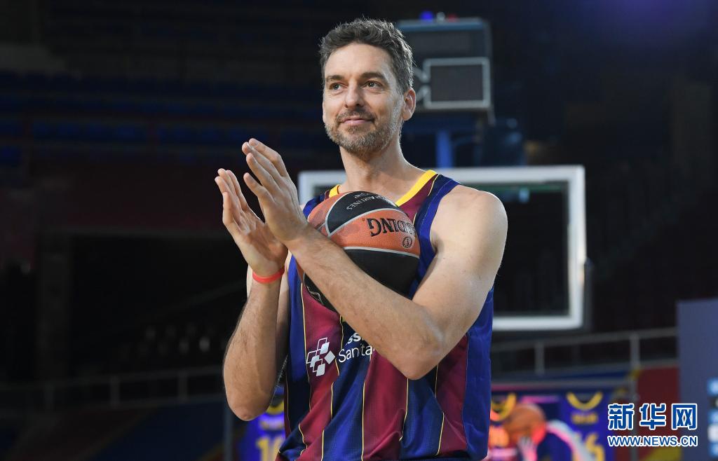 3月25日,保罗·加索尔出席新闻发布会。 当日,西班牙巴塞罗那篮球俱乐部在巴塞罗那举行新闻发布会,新加盟的西班牙球员保罗·加索尔正式亮相。 新华社发(巴塞罗那俱乐部供图)