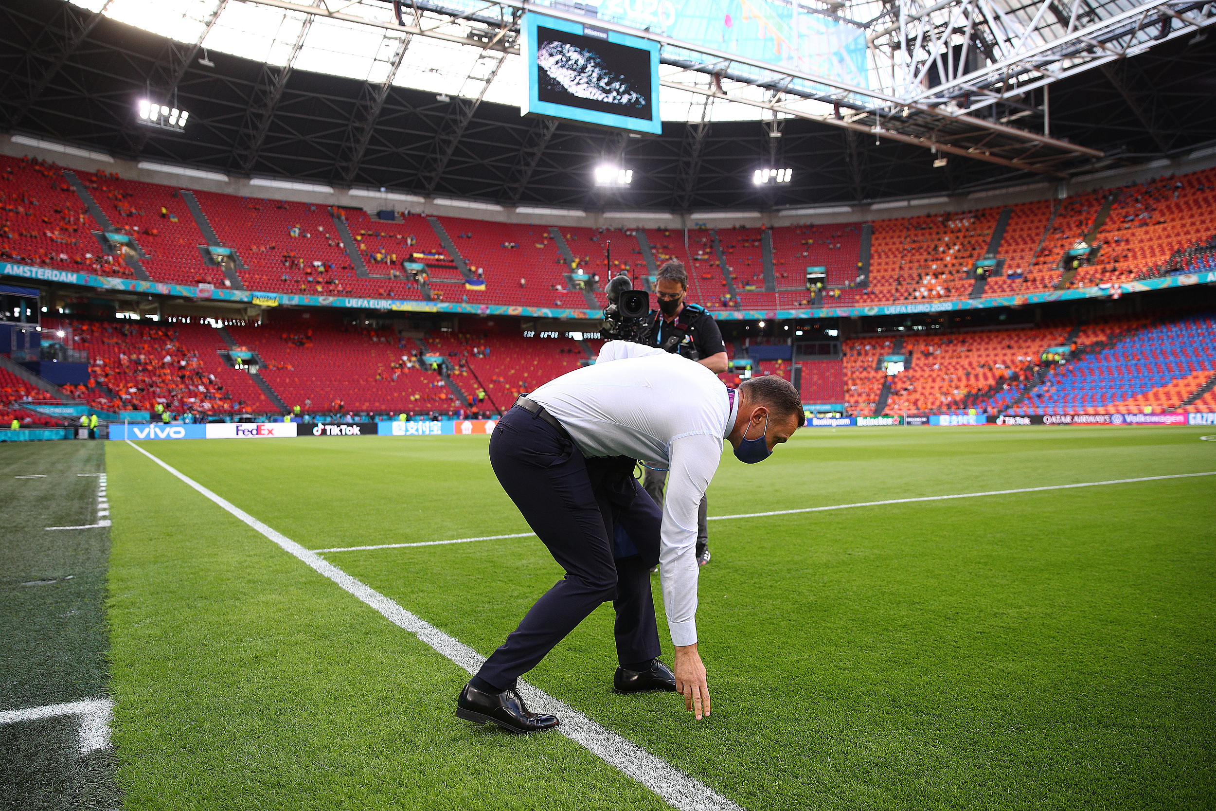 特写|5年重塑乌克兰足球,教练席上的舍甫琴科帅气威严