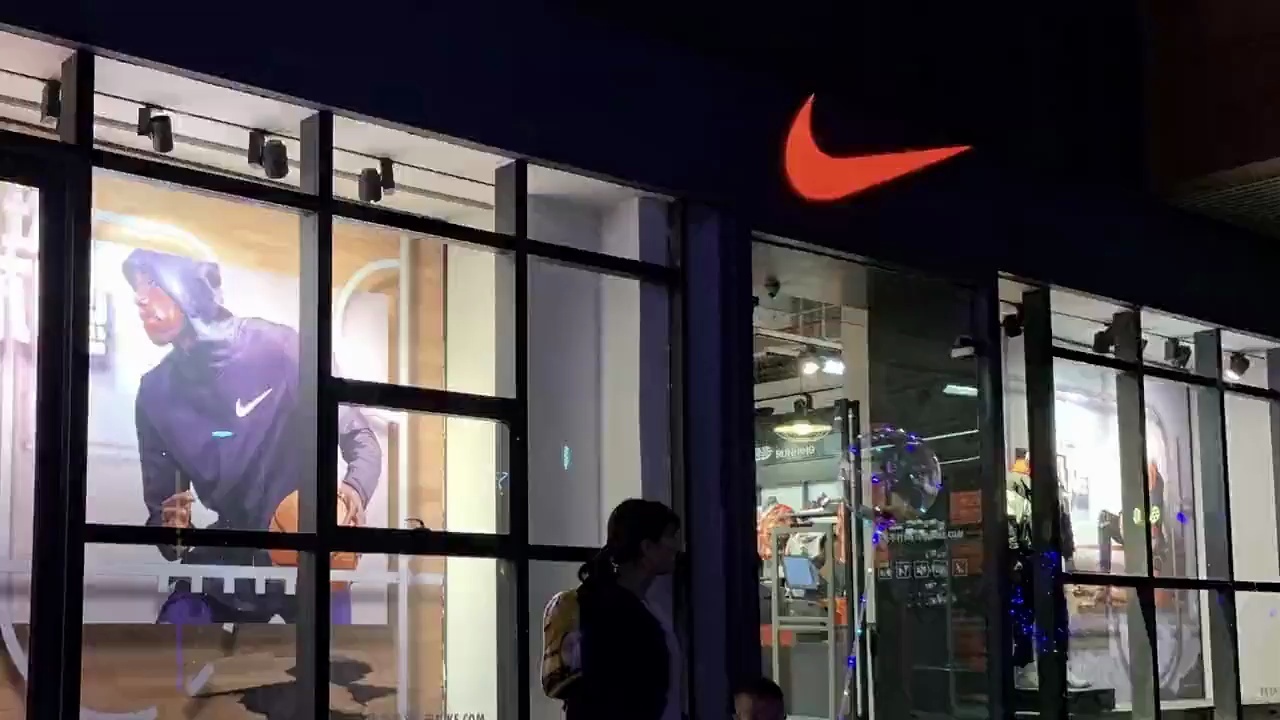 农民工带孩子买衣服被侮辱歧视,耐克道歉__凤凰网