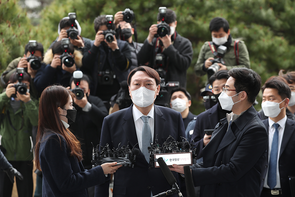 当地时间2021年3月4日,韩国首尔,时任韩国检察总长尹锡悦在大检察厅办公楼公开表明辞意。人民视觉 图