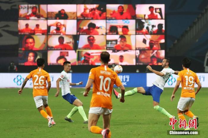 2020中国足球协会超级联赛(苏州赛区)打响揭幕战，武汉卓尔队(橙色上衣)对阵青岛黄海青港队(白色上衣)。中新社记者 泱波 摄