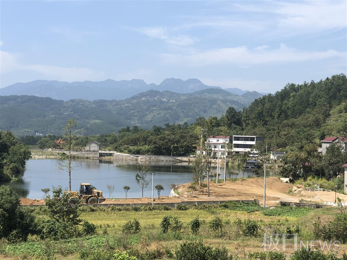 9月15日上午,一台压路机在湖北省罗田县河铺镇文家庙村中央隆隆响着来