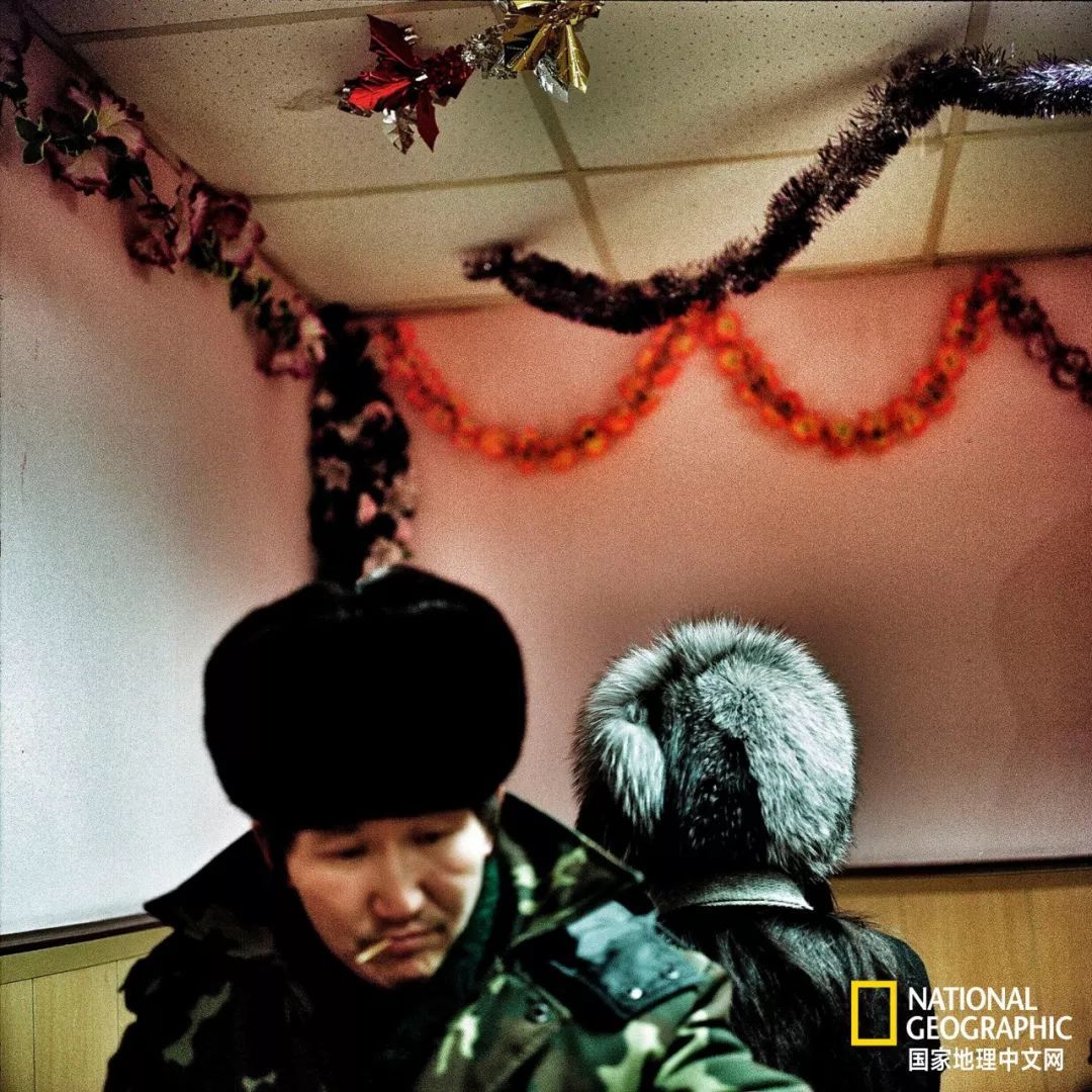 小饭馆是可以暂时躲避严寒的地方。生活在这座城市的人，大部分属于西伯利亚类型黄色人种的雅库特人。