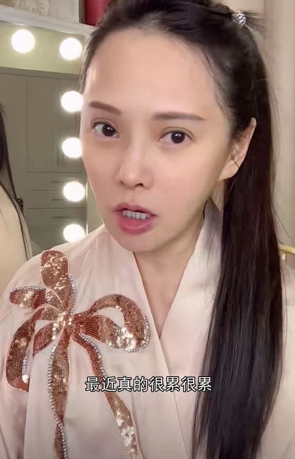 伊能静都是顶着大素颜出镜,而这次她使用的镜头还是半点美颜滤镜都没