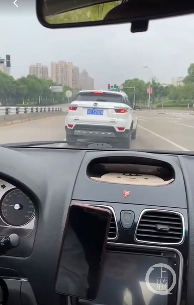 欧洲杯竞猜网站:北碚两口子边开车边吵架 频繁变道惹毛后车被举报
