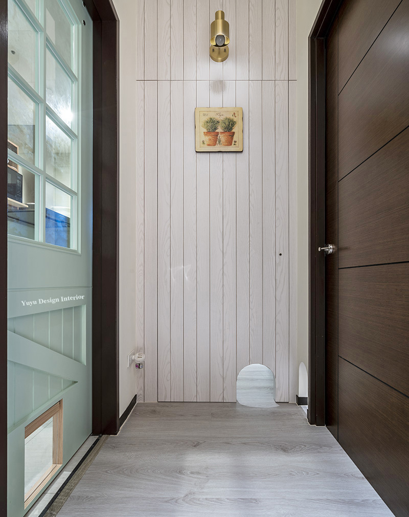 原始品字门格局,运用隐藏门形式构筑一面端景墙,成功化解风水疑虑.