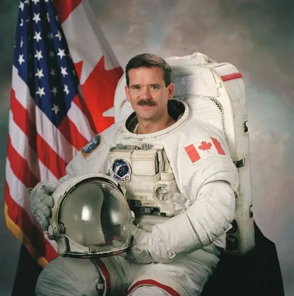 视角07 没有人比这位加拿大宇航员更想红