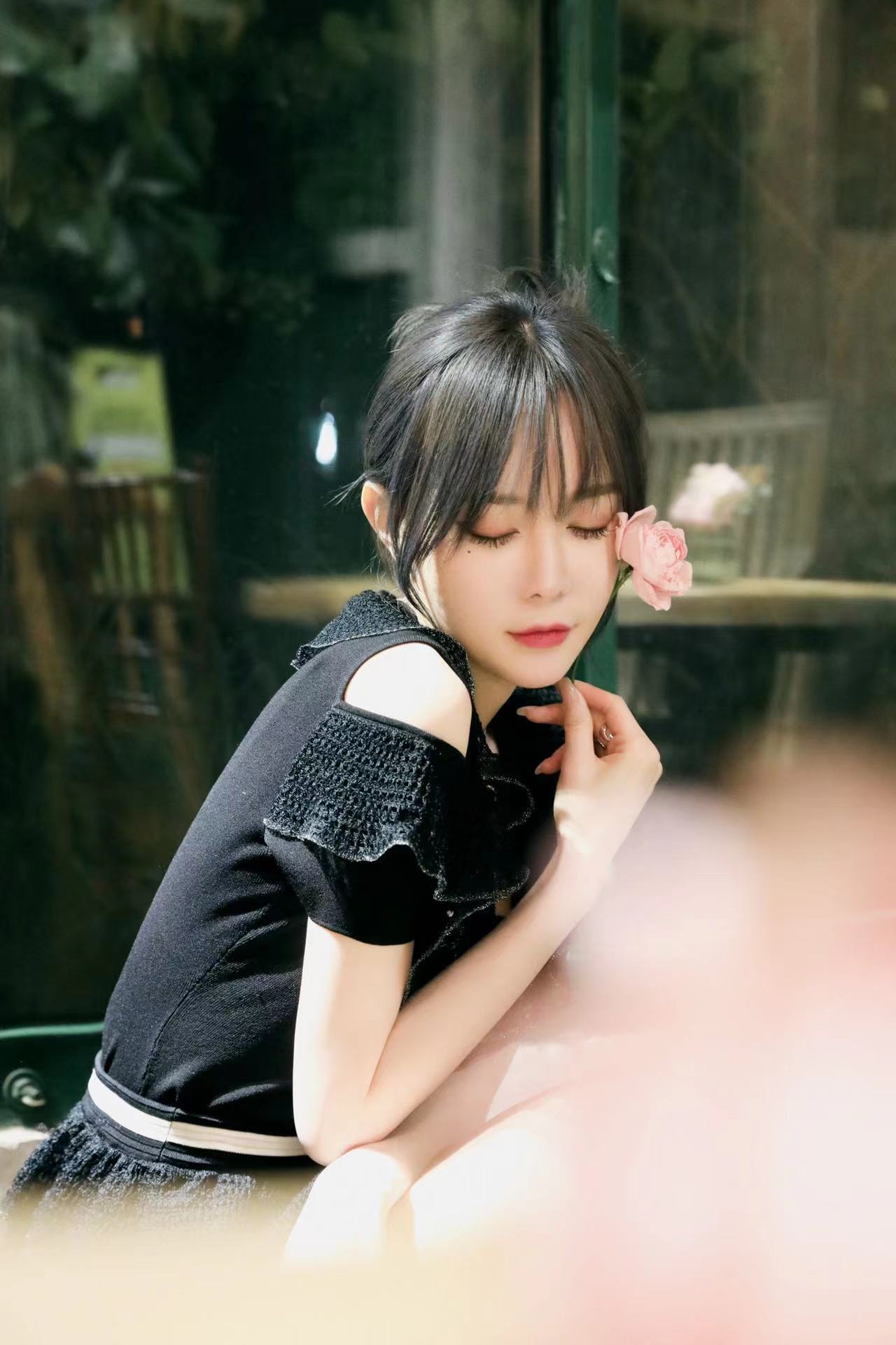 林西娅发布雨林写真 复古小黑裙尽显法式优雅