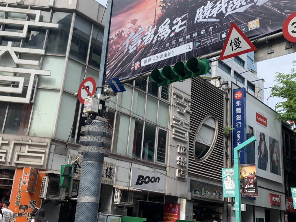 台北市西门町收到停电影响。图自台湾中时新闻网