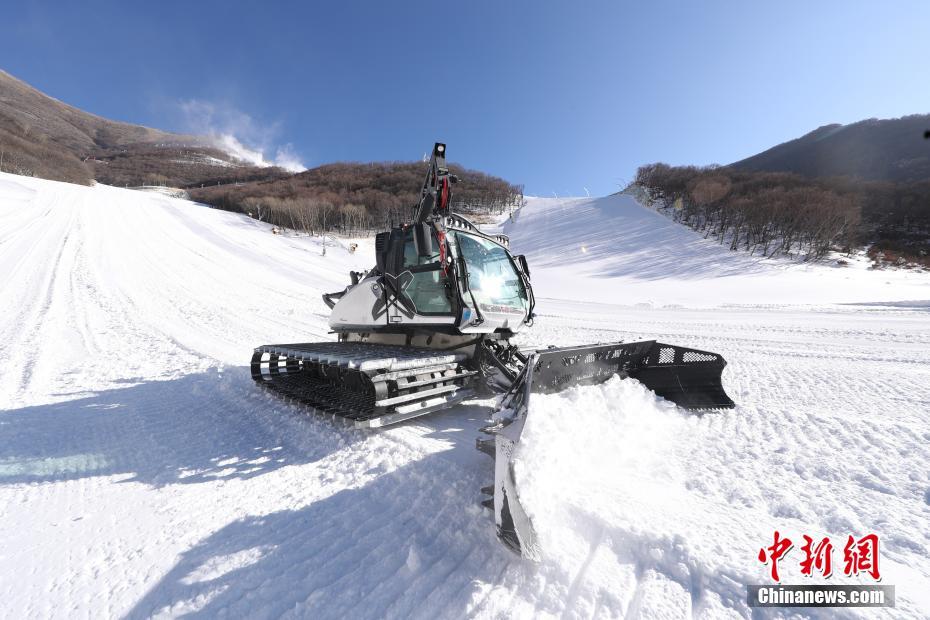  2020年12月29日，在延庆赛区的国家高山滑雪中心，铲雪车在整理赛道。延庆赛区位于小海陀山区域，海拔最高点2198米，是北京2022年冬奥会建设难度最大的赛区。国家高山滑雪中心共建设7条赛道，这里拥有国内第一条符合奥运标准的高山滑雪赛道，也是目前世界上难度最大的比赛场地之一。目前，国家高山滑雪中心7条赛道及附属设施全部完工，已于今年11月通过国际滑雪联合会的场地考察认证。 中新社记者 蒋启明 摄